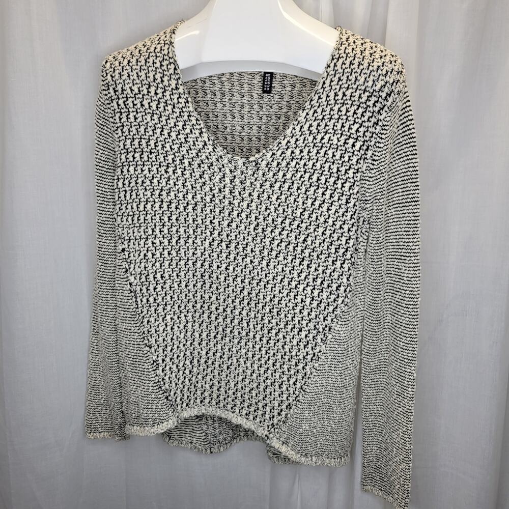 Design Lab Black and Ivory V-Neck Boucle Style Sweater, M
